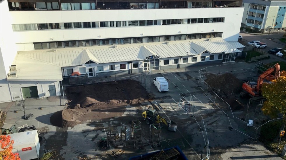 Merparten av skolgård och parkering vid Hettemarkshuset mot S:t Larsgatan har grävts upp.