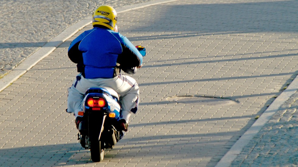 En ung man döms för häleri efter att ha använt en stulen moped. Bilden föreställer en annan person och en annan moped.