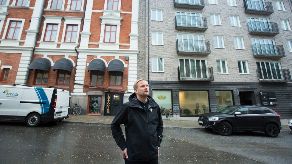 Johan Eriksson lyfter fram nybyggda Lillasyster, det grå huset bakom honom, som ett bra exempel på god vardagsarkitektur.