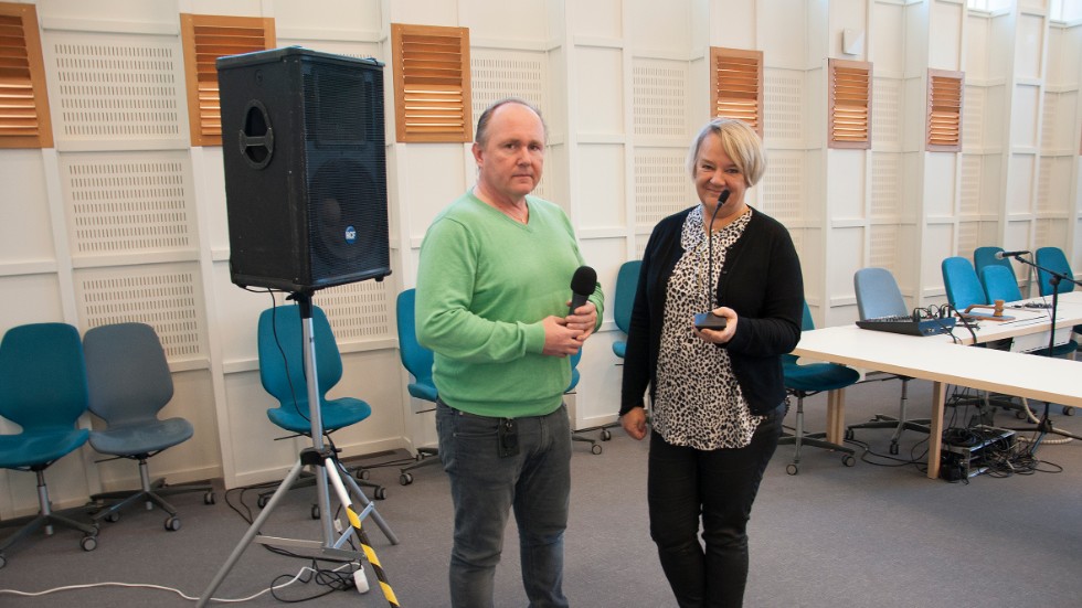 Gammal teknik tillfälligt trots installerad ny teknik som inte fungerar. Jan Bäcklund, med den mikrofon som nu används och Carina Hallnor med den trådlösa mikrofonen som inte fungerar.