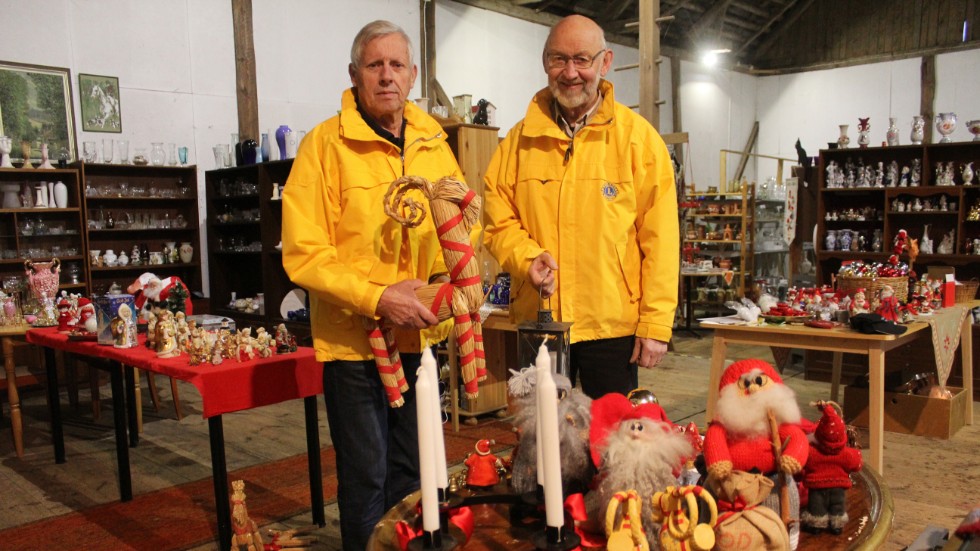 Inför julloppisarna har Lionsklubben, här representerad av Stellan Sundlin och Carl-Ola Cademark, plockat fram en mängd tomtar och andra julsaker som kompletterar det vanliga utbudet.