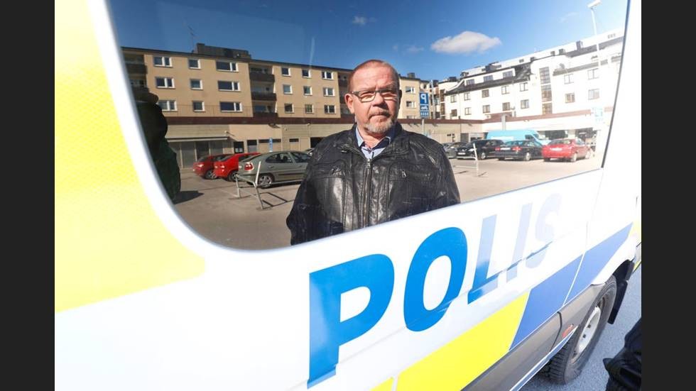Lars Franzell, chef för enheten för grova brott hos polisen i Eskilstuna är upprörd över hur många flickor och kvinnor behandlas. Just nu utreder polisen ett hedersbrott som rör en 14-årig flicka.