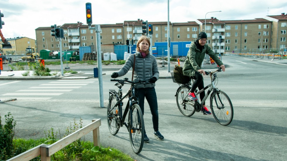 Nicole Carpman tycker utformningen av korsningen vid Fyrislundsgatan inte uppmuntrar till ökad cykling. Risken är stor att man åker omkull i de snäva kurvorna runt trafikljusstolpen.