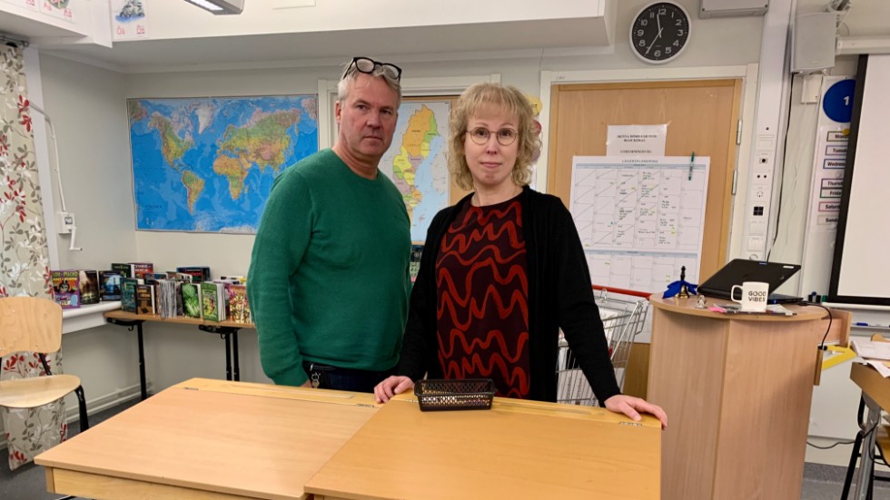 Ett av två klassrum ska undersökas under lovet nästa vecka. Vatten har kommit in i ett av dem. Patrik Bergkvist, fastighetsförvaltningen och rektor Linda Andersson.