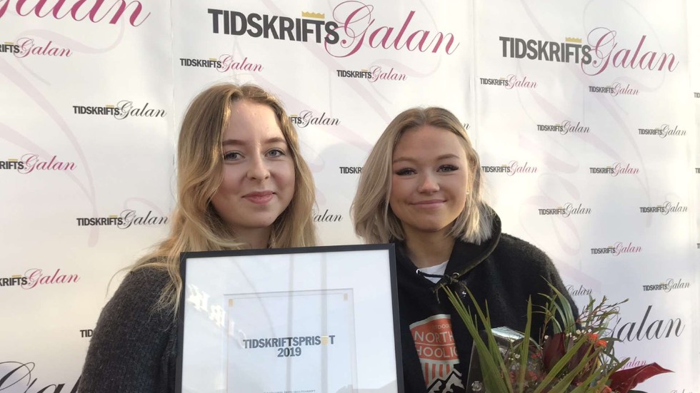 Vinnare! Alma Vesterlund och Moa Johansson, Strömbackaskolan, tog emot det prestigefyllda priset för Årets bästa skoltidskrift på Tidskriftsgalan. Till våren kommer ett nytt nummer av Åssit.