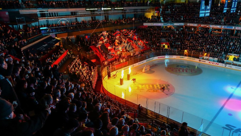 Den 26-årige mannen kastade in ett föremål på isen under pågående ishockeymatch i Saab arena. (Bilden är tagen i ett annat sammanhang.) 