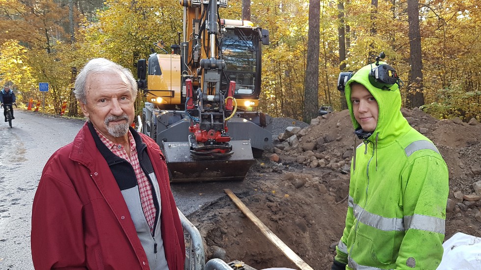 Björn Törnblom, spåransvarig Tjalve IF och Felix Jegenberg, markarbetare Liljebaggens, berättar att arbetet pågått sedan förra onsagen.