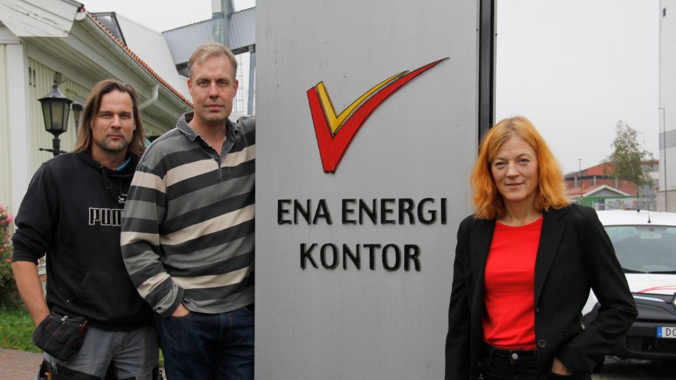 Erik Holmén, Magnus Östlin och Charlotta Nilgran ser Ena energis möjligheter att säkra Enköpingbornas elförsörjning i en tid när nätkapaciteten sätter gränser för stora leverantörer.
