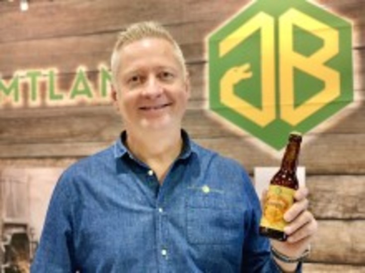 Anders Thelenius, vd på Jämtlands Bryggeri med Bärnsten, vinnaren av Nolia Beer Master 2019.
