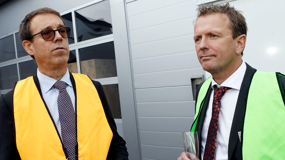 Torkel Elgh, styrelseordförande i AlfaWall och Fredriksons vd Kristian Rustan skålar för samarbetet.