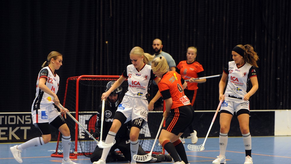 Emilia Strandberg försöker få tag i bollen för Onyx medan Sofia Olsson (nr 22) och Maja Olsson (nr 6) försvarar för Trsoa Edanö.