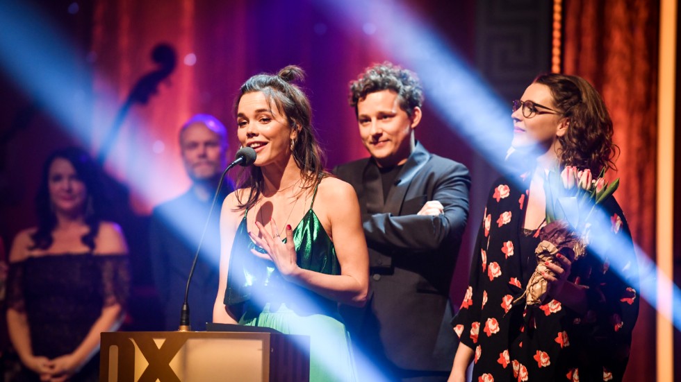 "Vår tid är nu" är en prisad SVT-produktion. På bilden tar skådespelarna (fr v) Hedda Stiernstedt, Charlie Gustafsson och Josefin Neldén emot priset för Årets svenska TV-program under QX-galan 2018.
