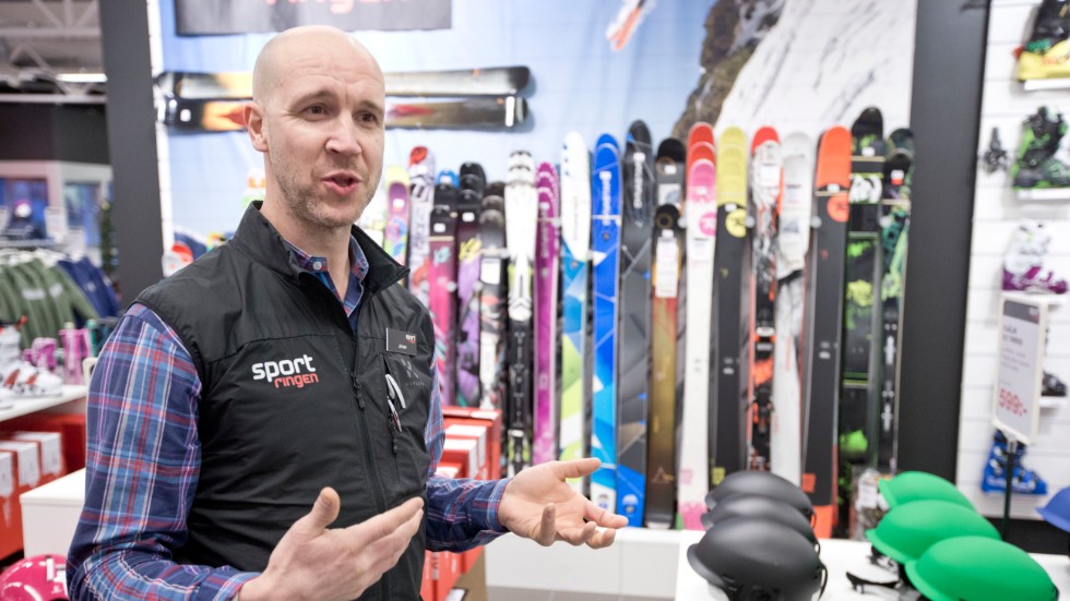 Johan Åhlund, butiksägare på Sportringen menar att de konkurrerar med personlig service och engagemang.