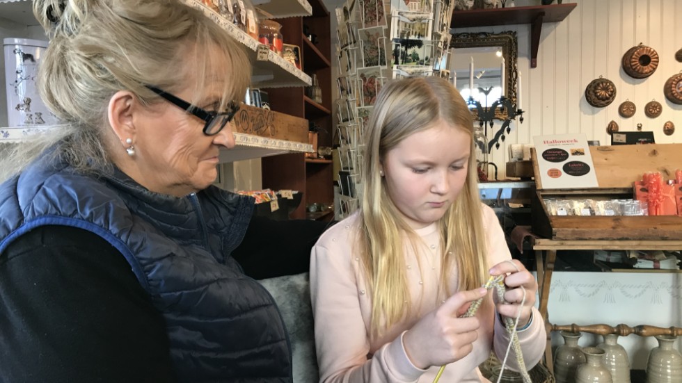 Wendela Andersson, 9 år, stickar ett pannband av reflexgarn. Lena Molin på Albins och Vera instruerade.