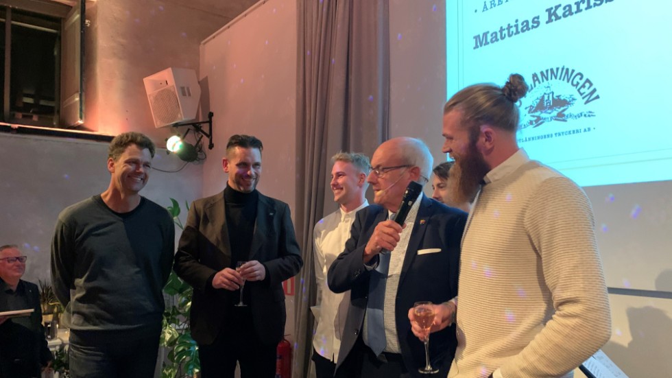 Mattias Karlsson (näst längst till vänster) prisades under Mediegalan i helgen. Bland annat uppvaktade ledare och spelare från Levide: Peter Edlund Peter Öhman, Jonas Lind (skymd), Christian Zachrisson. På scen också Tommy Wahlgren.