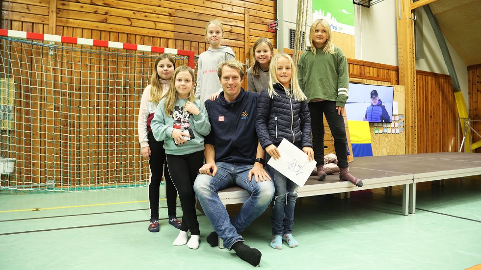 Skridskoråkaren Johan Röjler besökte Västerhejde skola för att inspirera till arbetet kring FN:s globala mål. 