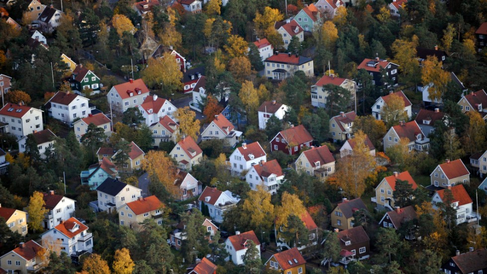 De flesta svenskar vill bo i villa. Ändå byggs det fler lägenhetsfastigheter än småhus. Det måste kommunerna ändra på, tycker debattörerna.