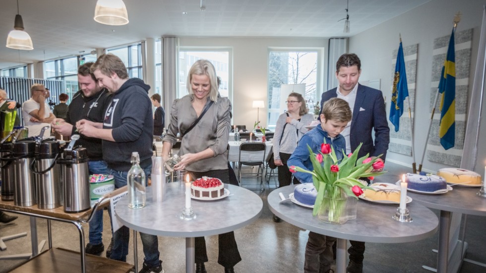 Under prisutdelningen på Polishuset i Uppsala serverades det kaffe och tårta till medaljörerna och deras familjer.