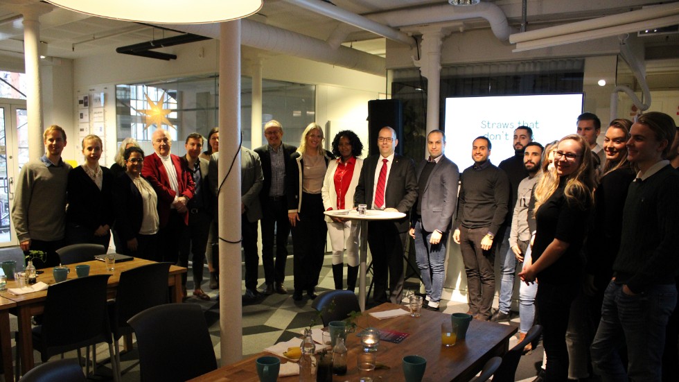 Frukostmötet på temat unga företagare och med landshövding Carl Fredrik Graf som gäst (i mitten) på Coffice i Strykbrädan på onsdagen.