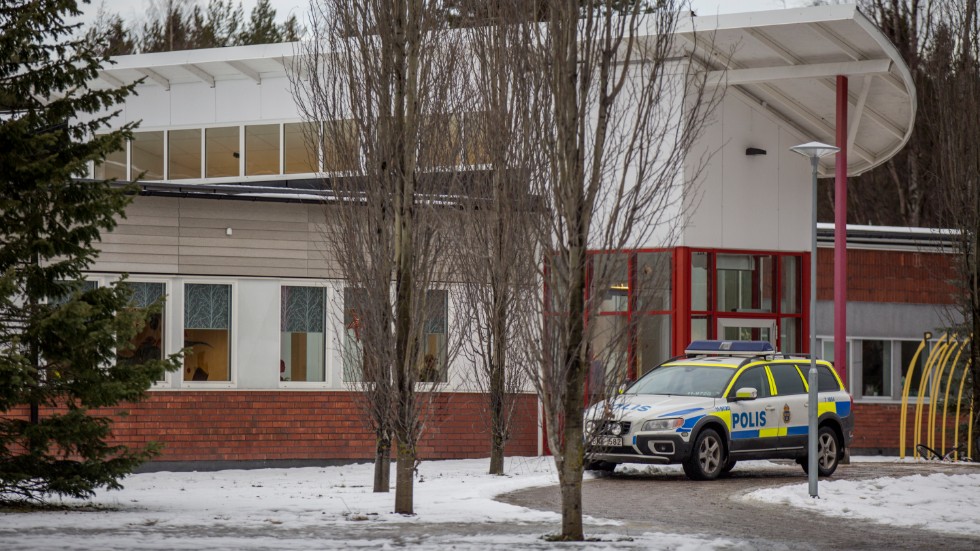 Polisen fanns under onsdagsförmiddagen på plats vid Pitholmsskolan.