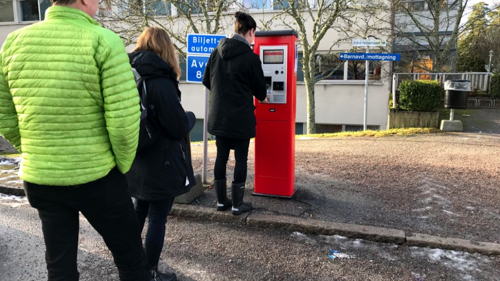I stället för att använda moderna metoder för att minska trycket på parkeringen vid lasarettet, planerar Region Sörmland ett parkeringshus på 600 platser, skriver Anna Wåhlström (MP) och Björn Åslund (MP).
