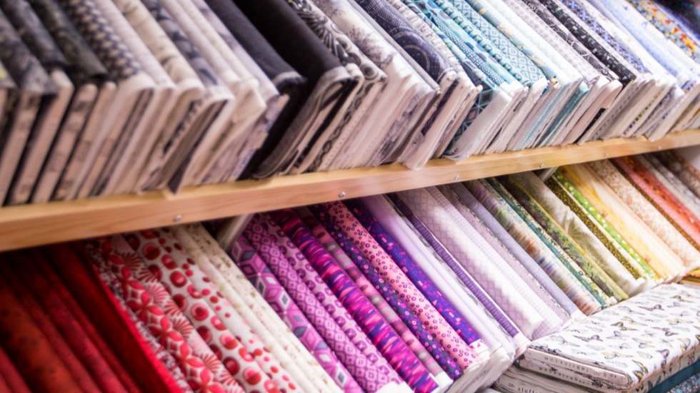 Lappteknik lockar många och på hyllorna ligger en brokig kavalkad av quilttyger i allsköns mönster och färgställningar.