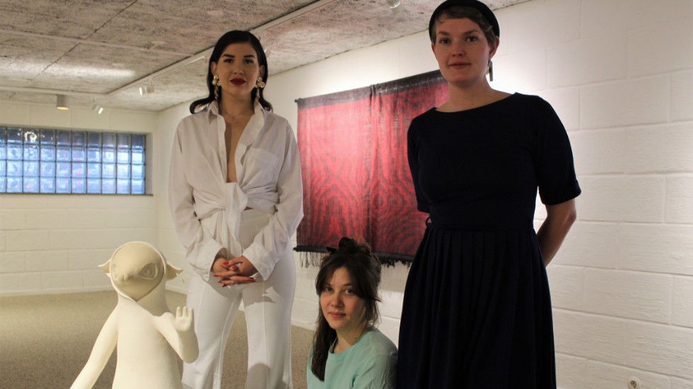 Johanna Hoffsten, Sara Elggren och Ania Pauser är tre av de fyra döttrar som ställer ut på Saab Art Gallery. Besökarna får gärna sätta sig hos skulpturen, säger Ania Pauser som gjort den.