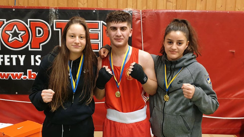 Akilles medaljörer på boxnings-SM. Från vänster Ebba Stahlberg, Omar Quacher samt Licin Sürüp.