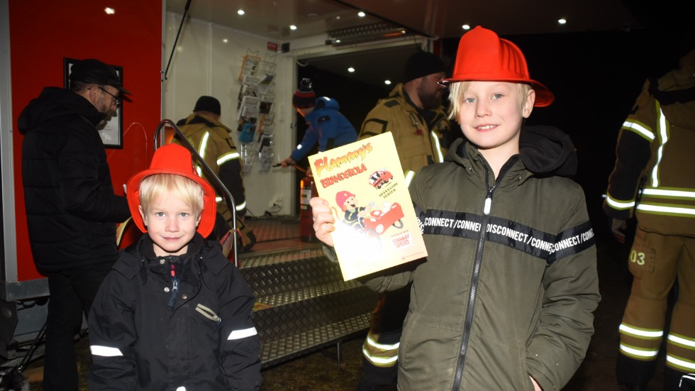 Bröderna Arvid och Jesper Molin provade på att släcka en brand i räddningstjänstens monter.