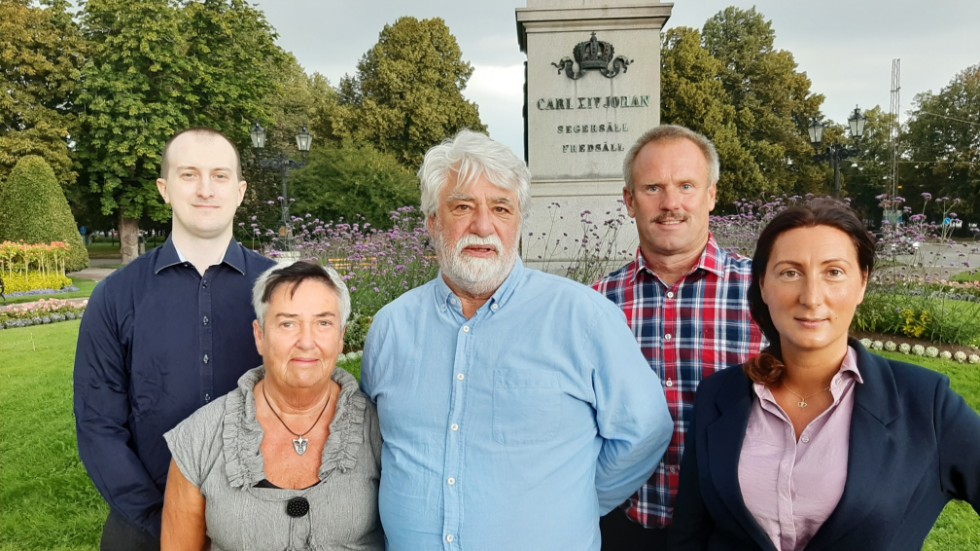 De fyra avhoppade tidigare SD:arna tillsammans med landsbygdspartiets ordförande Stefan Torssell, i mitten. Från vänster, Robert Cederlund, Anette Kemgren, Jan Petersson och Sandra Karlsson.