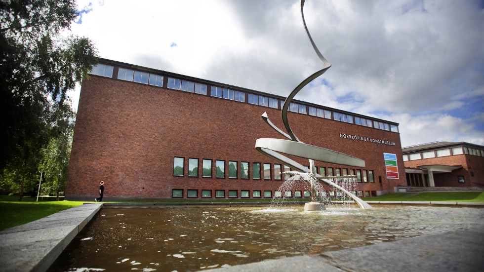 Norrköpings konstumuseums försvunna Carl Larsson-målning är till salu via ett danskt auktionshus. Men Norrköpingsborna ser inte ut att få återse den.