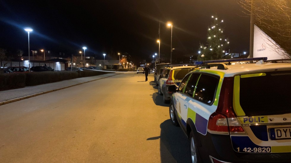 Polisen spärrade av ett större område i Skäggetorp efter den misstänkta skottlossningen.