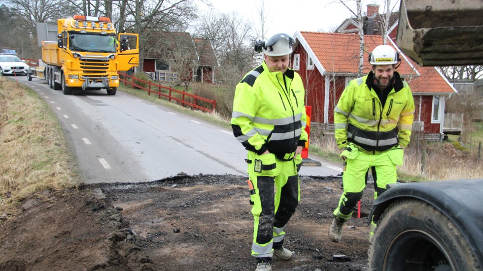 Tobe Nilsson och Mattias Bäckström från Bröderna Bäckströms Gräv AB fick rycka ut till platsen för att åtgärda den skadade vägbanan.