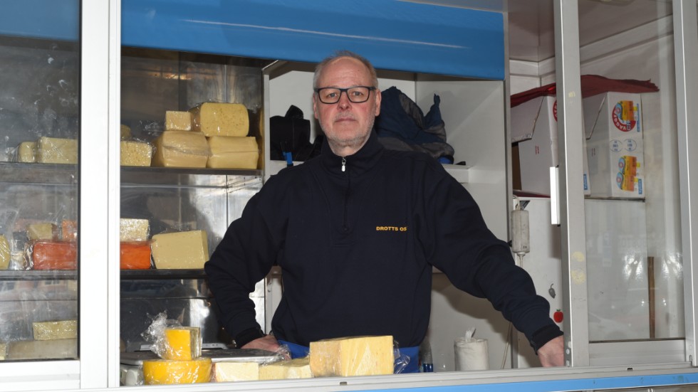 Peter Frisk säljer ost och chark på torget i Vimmerby en dag i veckan.