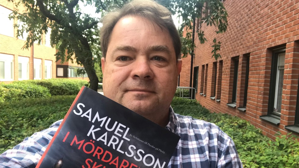 Nu släpper Samuel Karlsson från Vimmerby sin deckare "I mördarens skugga" som utspelar sig i Tjust skärgård.