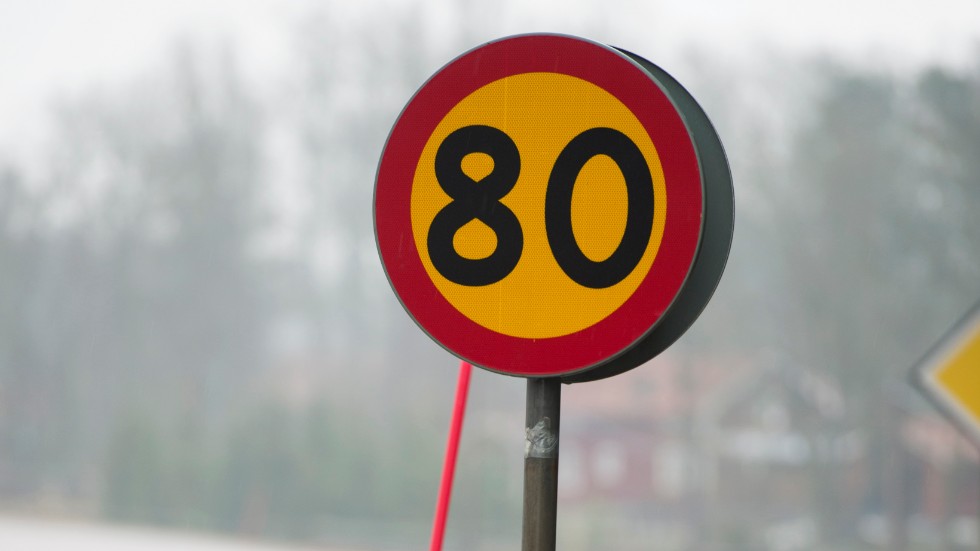Skellefteå kommun överklagar Trafikverkets beslut att sänka hastigheten till 80 km/timmen på stora delar av E4. (Arkivbild)
