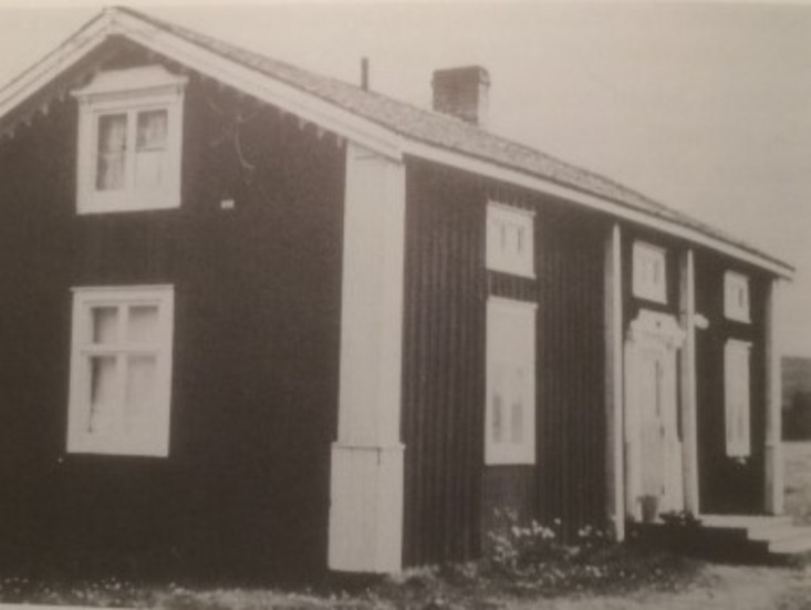 I denna gård i Lillpite växte Oskar Carlsson upp, som ett av tre barn till Karl Anton Persson och hans hustru Katarina Eriksdotter, med rötter i Älvsbyn.