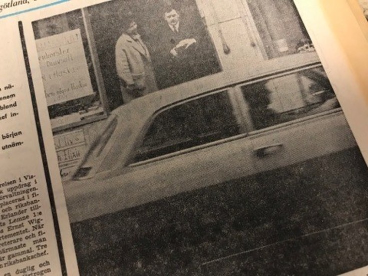 Kuriren för 50 år sedan: Trafiken rusar fram på Drottninggatan i Katrineholm medan ingenjör Hans Eriksson läser av sin bullermätare. Intresserad åskådare är fru Haldis Norling.