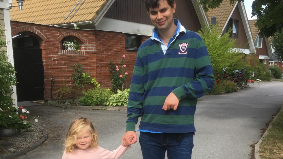 I tio år har familjen Jacobsson kämpat för att sonen Calle ska få flytta till ett boende i Norrköpings kommun. Nu har han blivit lovad en plats. Här ses han tillsammans med systerdottern Penny.