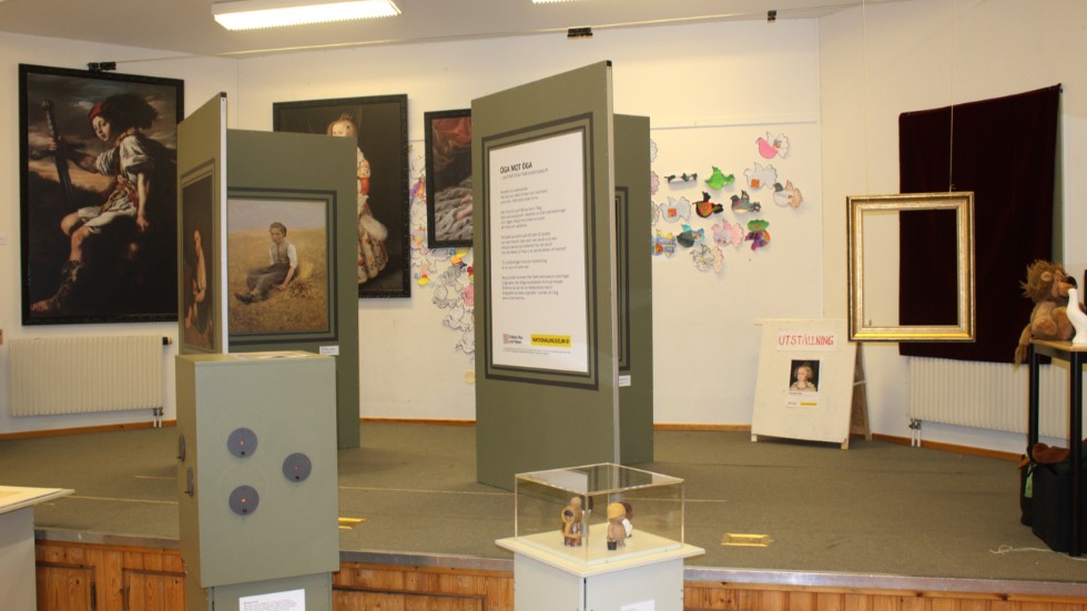 I Borggårds Folkets Hus, som finns i Hällestadsskolan, pågår nu en utställning från Nationalmuseum.