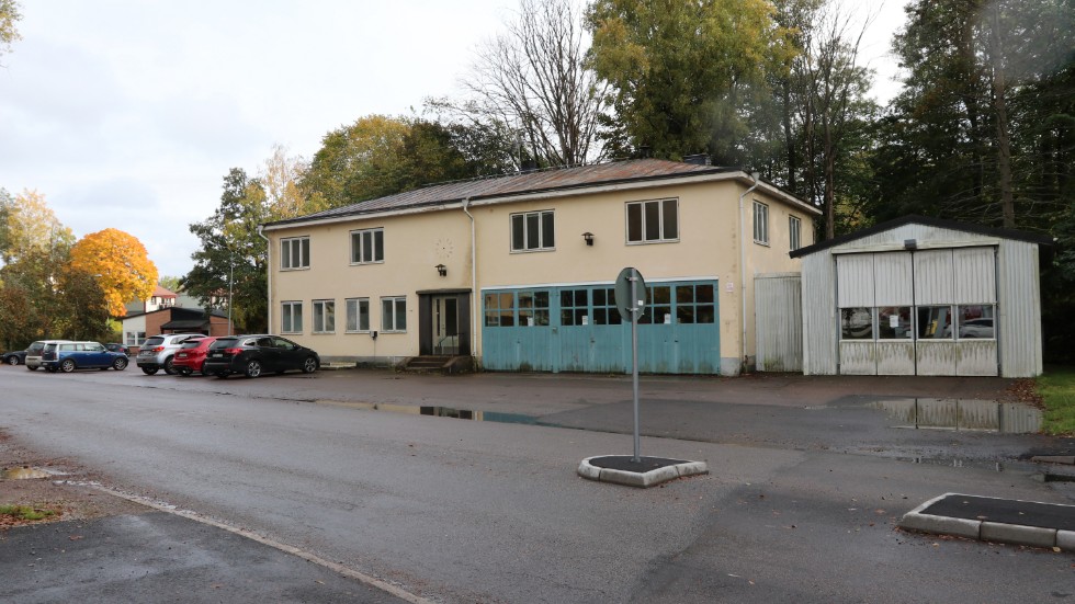 Den nedlagda brandstationen i Åby var på väg att rivas. Nu vill Hyresbostäder köpa fastigheten och bygga om den till kommersiell verksamhet.