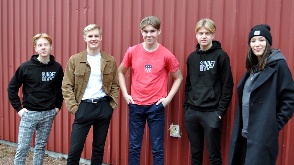 Bandet Sundet består av medlemmarna Edvard Armsköld, Isak Mårtensson, Edvin Arvidsson, Joel Andersson och Sanna Malm.