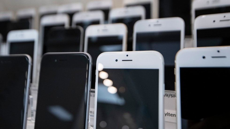Fem mobiltelefoner och två surfplattor har stulits vid ett företag i Vimmerby.