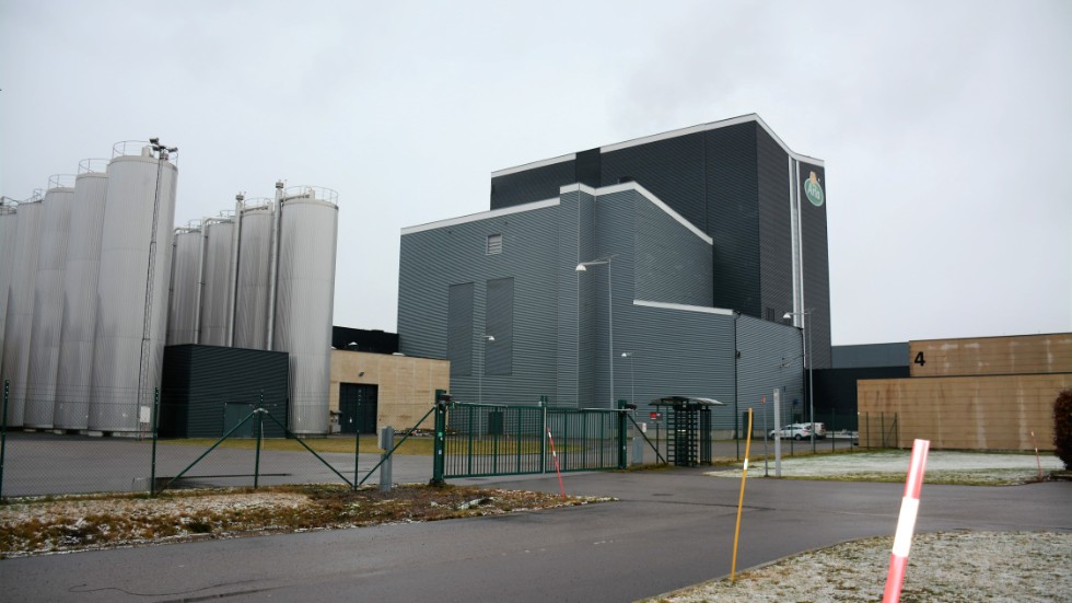 Till vänster silos där mjölken lagras och i mitten anläggningen där mjölken blir till pulver genom en rad processer.
