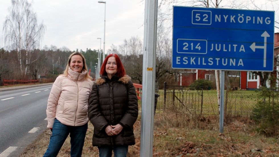 Här ska en av vägkamerorna placeras. Andrea Frössevi och Karina Veinhede och andra Läppebor är glada över åtgärden. 