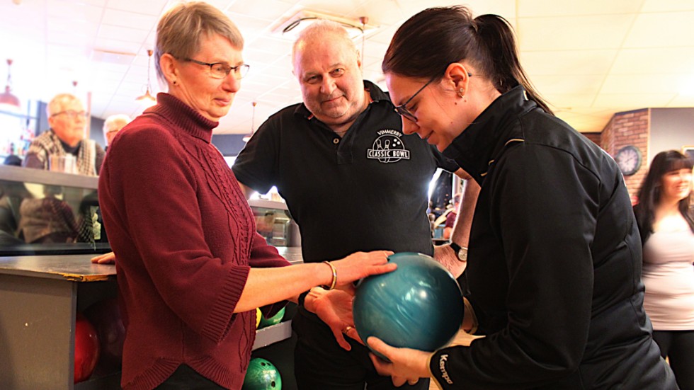 Barbro Carlsson testade bowling för första gången. Här ger Frida Sethsson tips om rätt klot. I bakgrunden Gunnar Hansevi, från pensionärsbowlarna.