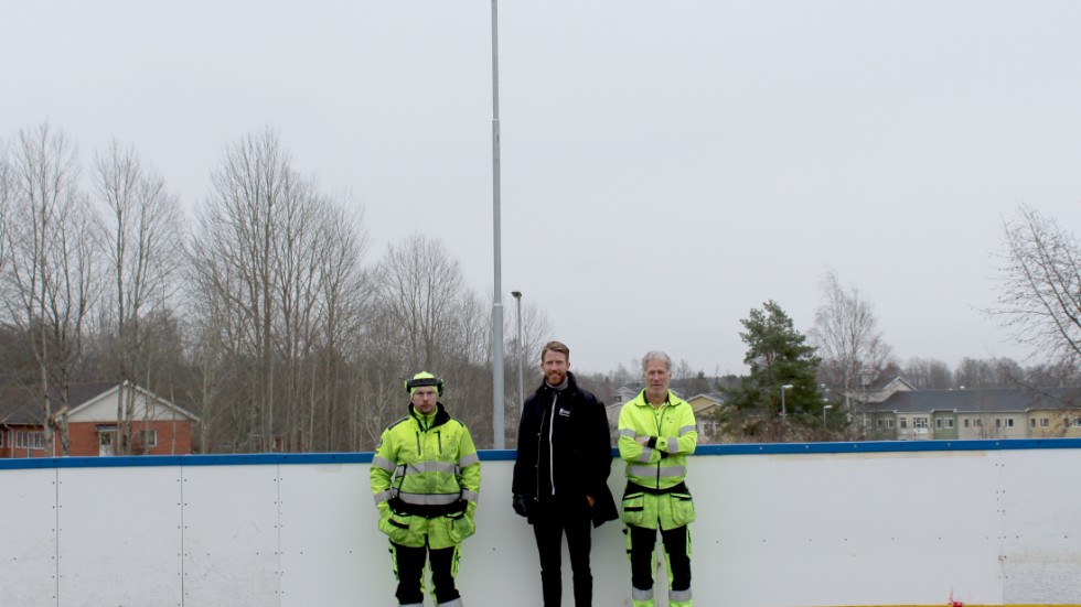"Det som tar på is är vind, så sargen kan nog hjälpa isen att ligga kvar längre." säger Håkan Nilsson. 
Från vänster: Johan Gustafsson, Anton Palmér och Håkan Nilsson. 