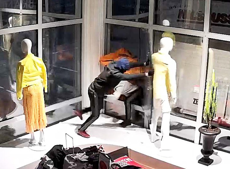 Bilder från butikens övervakningskamera visar hur två gärningsmän stjäl kläder för drygt 220 000 kronor i butiken Home of Brands natten till den 4 september i år.