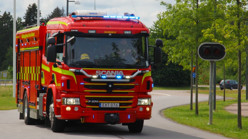 Räddningstjänsten i Finspång larmades till parkeringsplatsen, där en bil läckte drivmedel på Norralundsvägen.