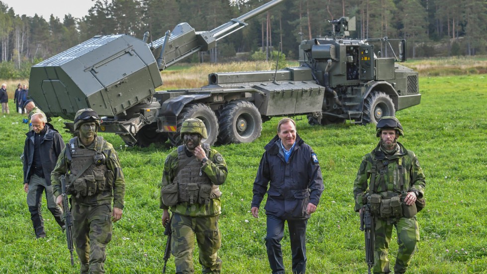 Statsminister Stefan Löfven borde följa sina intuitioner oftare. Försvarsmakten kan behöva bistå polisen på lämpligt sätt här och nu. Läget är allvarligt. 